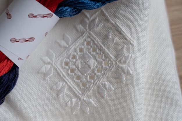 haftowane wzory na materiale